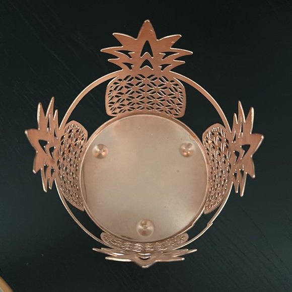 Rose gold metallic pineapple candle holder - Picture 3 of 4